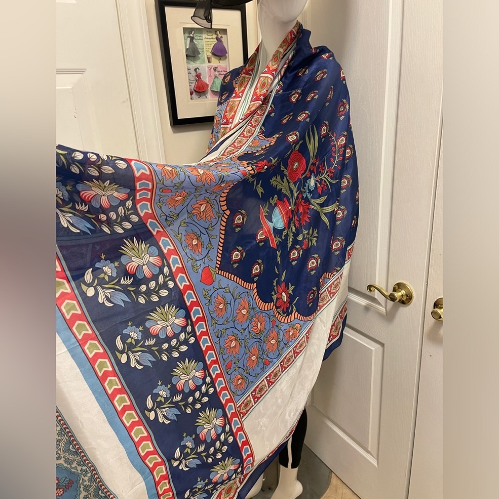 A large 100% silk scarf can be used as a wrapper or Hijab - Picture 3 of 16